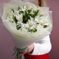 Букет из белых альстромерий
